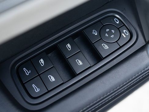 Used 2025 Porsche Cayenne S image 16