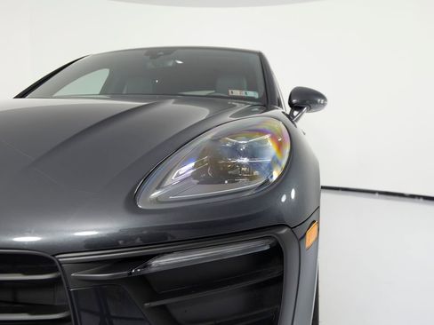 Certified 2025 Porsche Macan AWD/4WD image 34
