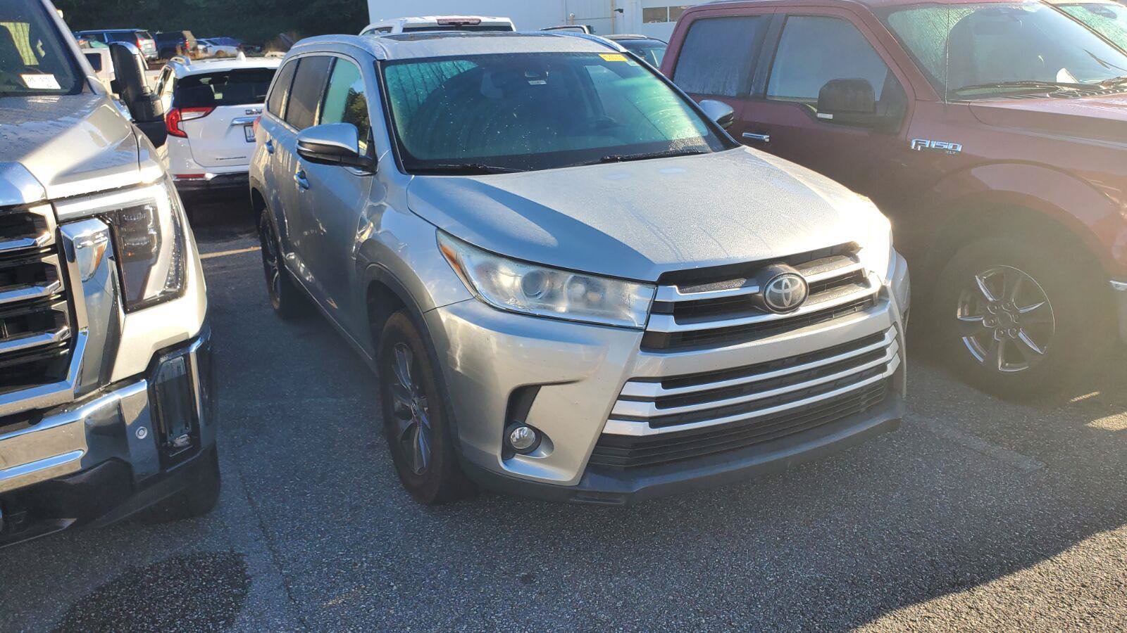 Used 2017 Toyota Highlander XLE FWD image 2