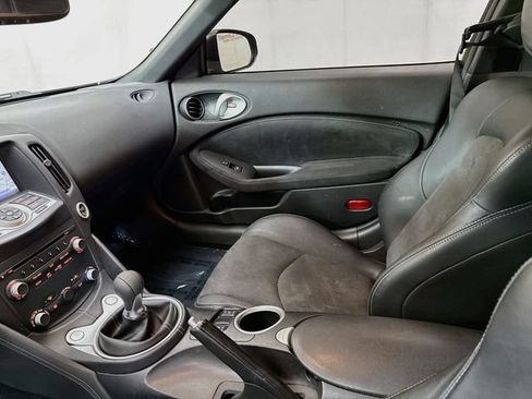 Used 2017 Nissan 370Z Touring RWD image 22