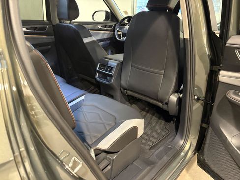 Used 2025 Volkswagen Atlas Peak Edition SE AWD/4WD image 43