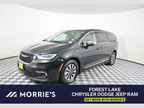 Used 2023 Chrysler Pacifica Limited FWD image 1