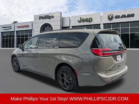 Used 2025 Chrysler Pacifica Premium FWD image 5
