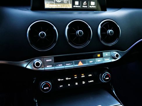 Used 2018 Kia Stinger GT2 image 17