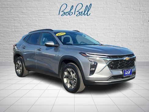 Certified 2025 Chevrolet Trax LT w/ LT Convenience Package FWD image 1