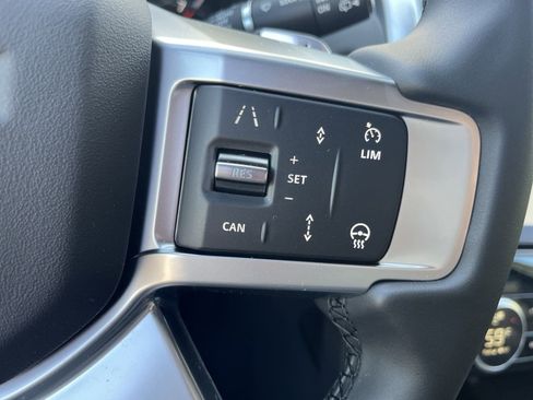 Used 2025 Land Rover Discovery S image 16