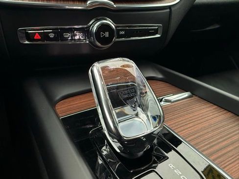 Certified 2023 Volvo XC60 B6 Ultimate w/ Protection Package Premier image 24