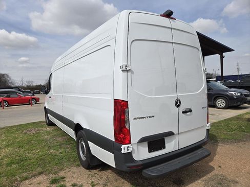 Used 2024 Mercedes-Benz Sprinter 2500 image 6
