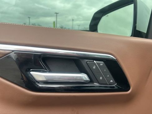 Certified 2025 Chevrolet Suburban High Country image 12