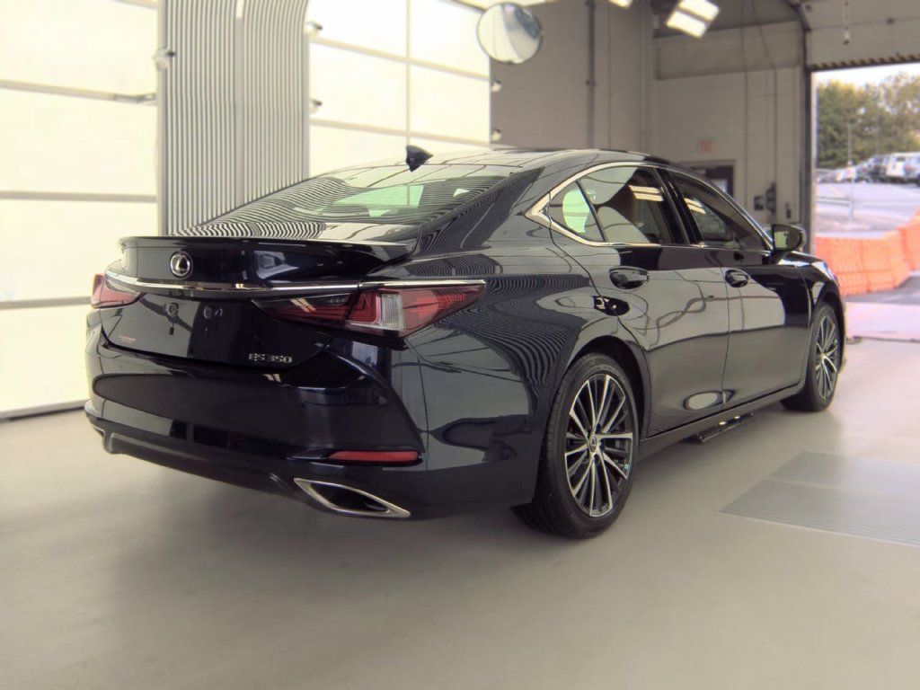 Used 2024 Lexus ES 350 w/ Premium Package FWD image 2