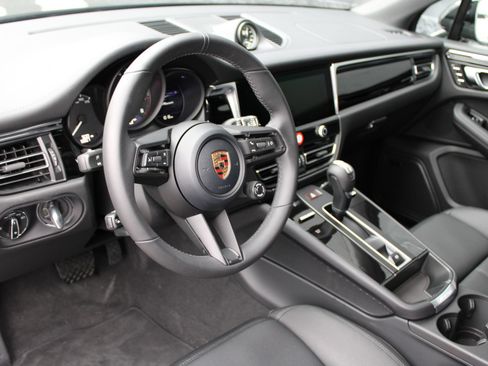 Certified 2026 Porsche Macan AWD/4WD image 4