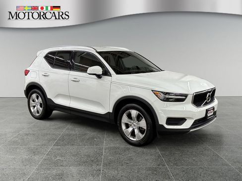 Used 2019 Volvo XC40 T4 Momentum image 1
