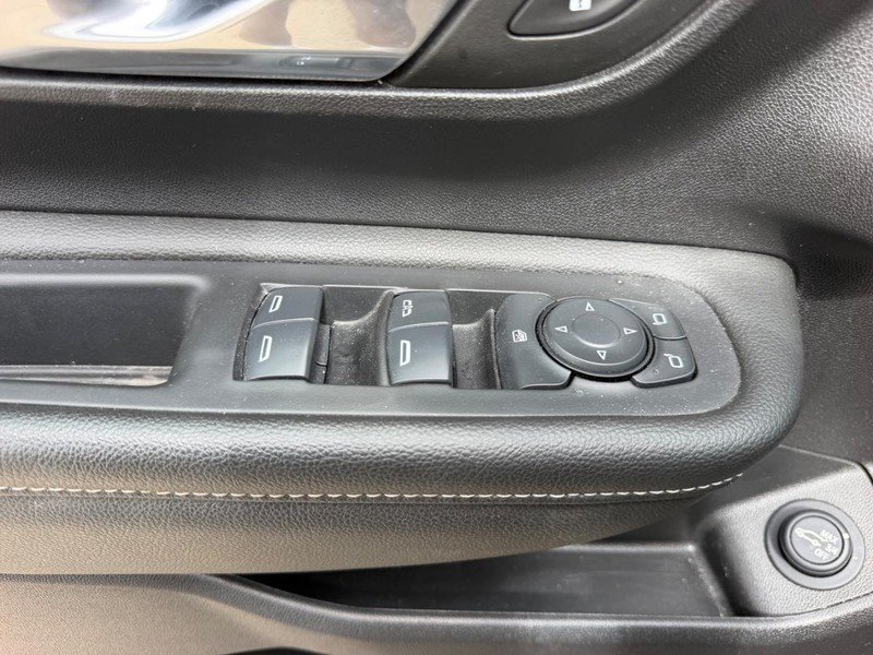 Used 2024 GMC Terrain SLT AWD/4WD image 17
