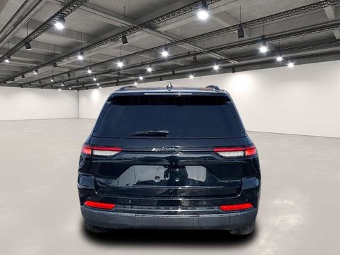 Used 2024 Jeep Grand Cherokee Altitude image 6