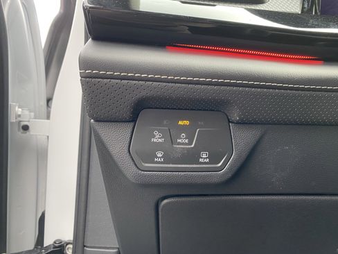 Used 2025 Volkswagen Atlas Cross Sport SEL R-Line image 16