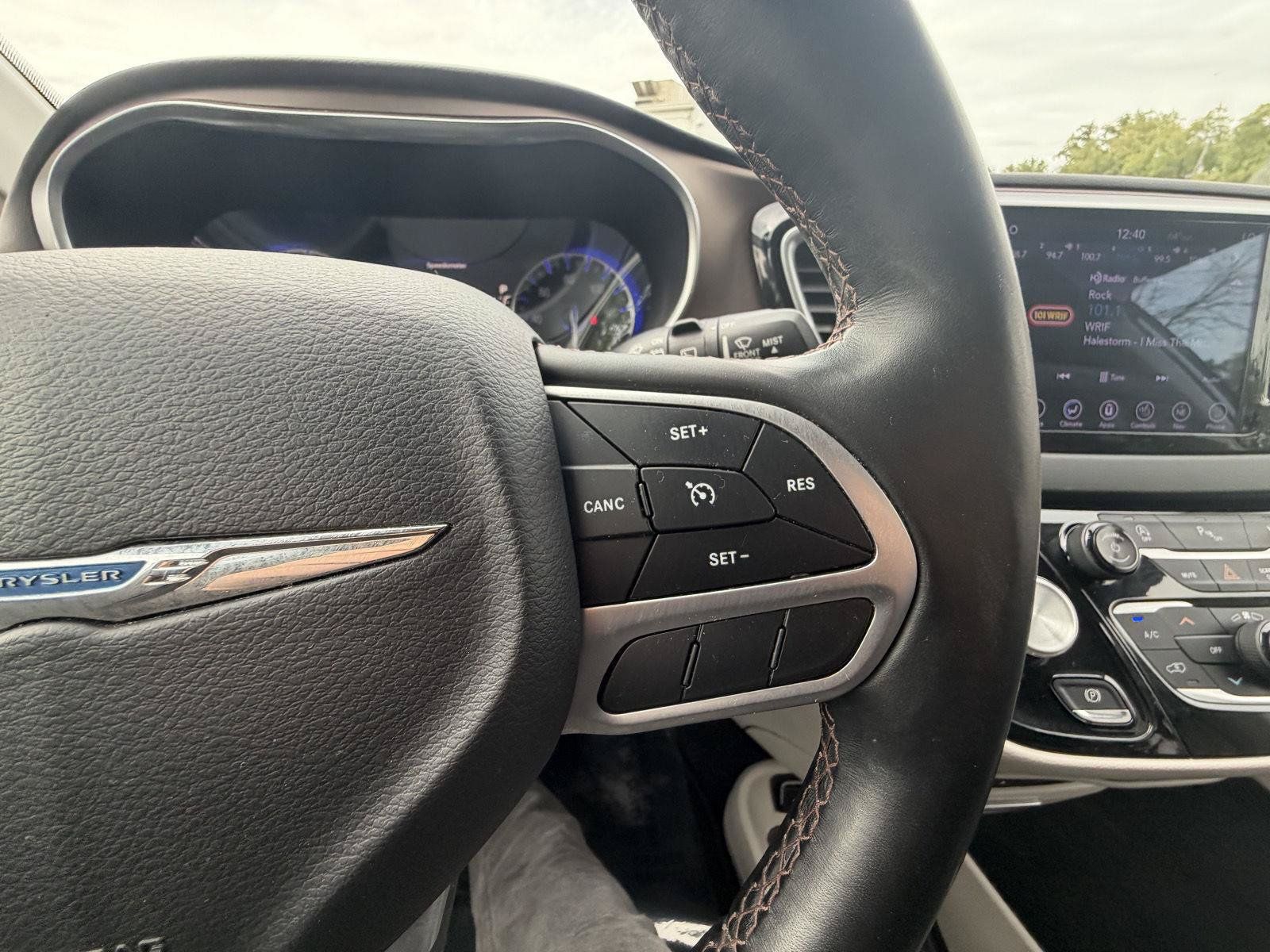 Used 2018 Chrysler Pacifica Touring-L Plus FWD image 14