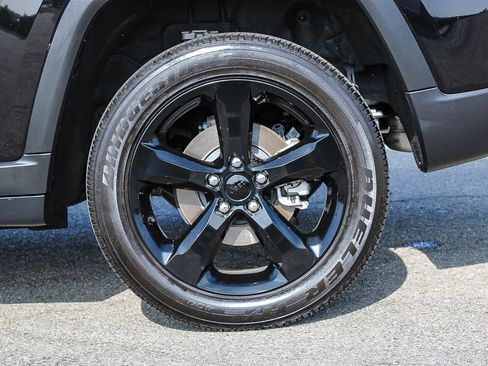 Used 2024 Jeep Grand Cherokee Altitude AWD/4WD image 10