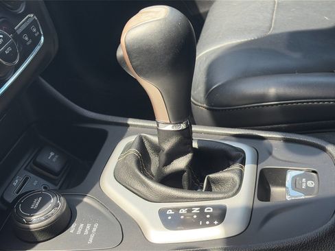 Used 2017 Jeep Cherokee Limited AWD/4WD image 23
