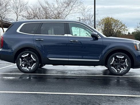 New 2025 Kia Telluride S image 3
