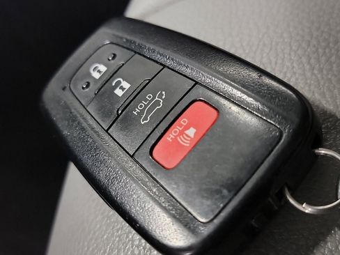 Used 2021 Toyota Highlander XLE FWD image 32
