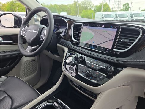 Used 2023 Chrysler Pacifica Limited w/ Uconnect Theater Family Group AWD/4WD image 9