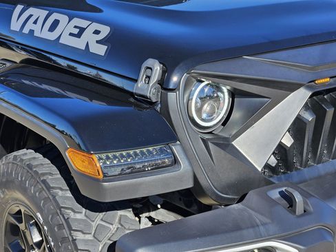 Used 2023 Jeep Gladiator Sport image 9