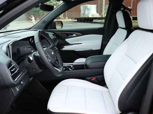 New 2026 Chevrolet Traverse High Country w/ LPO, Floor Liner Package FWD image 12