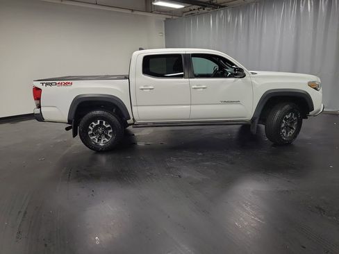 Used 2016 Toyota Tacoma TRD Off-Road w/ Towing Package AWD/4WD image 9