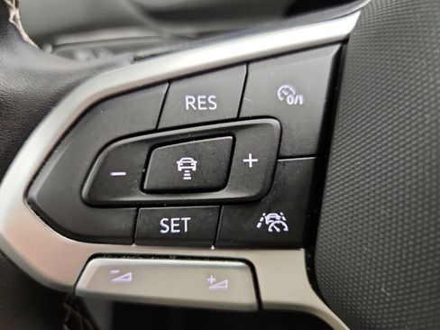 Certified 2023 Volkswagen Tiguan SE R-Line image 13