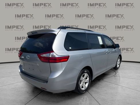 Used 2015 Toyota Sienna LE FWD image 3