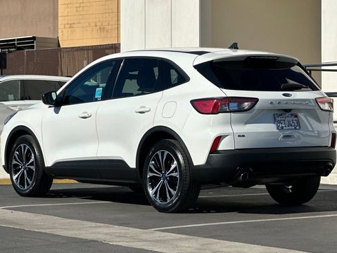 Used 2022 Ford Escape SE w/ SE Sport Appearance Package image 5