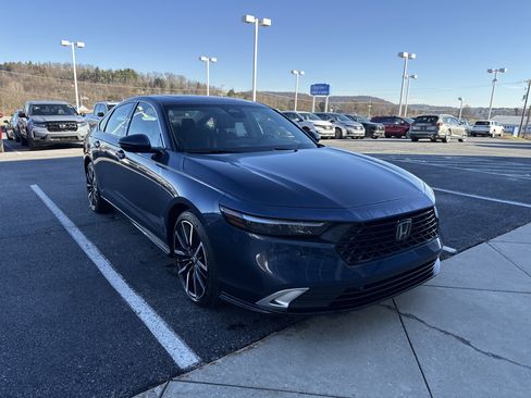 Used 2023 Honda Accord Touring image 1