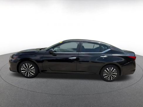 Used 2025 Nissan Altima 2.5 SV FWD image 9