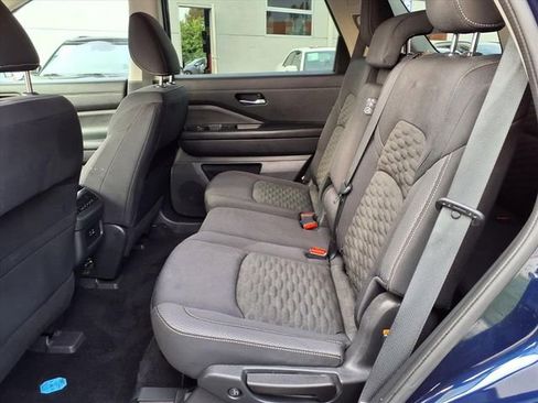 Used 2022 Nissan Pathfinder SV image 9