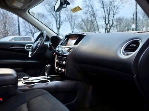 Used 2019 Nissan Pathfinder SV image 38