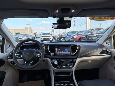 Used 2023 Chrysler Pacifica Limited image 20