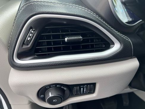 Used 2024 Chrysler Pacifica Limited FWD image 25