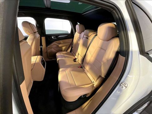 Certified 2022 Porsche Cayenne AWD/4WD image 24