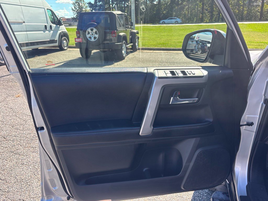 Used 2016 Toyota 4Runner SR5 AWD/4WD image 15