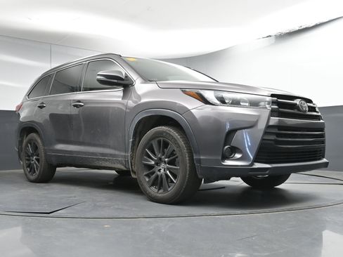 Used 2019 Toyota Highlander SE w/ Carpet Mat Package (TMS) image 25