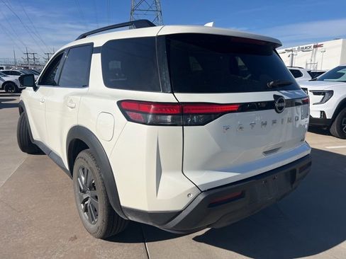 Used 2024 Nissan Pathfinder SV image 3