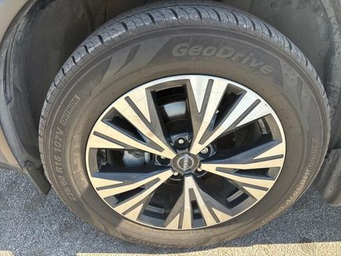 Used 2022 Nissan Rogue SV image 9