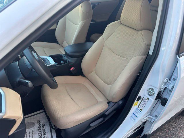 Used 2021 Toyota RAV4 LE AWD/4WD image 9