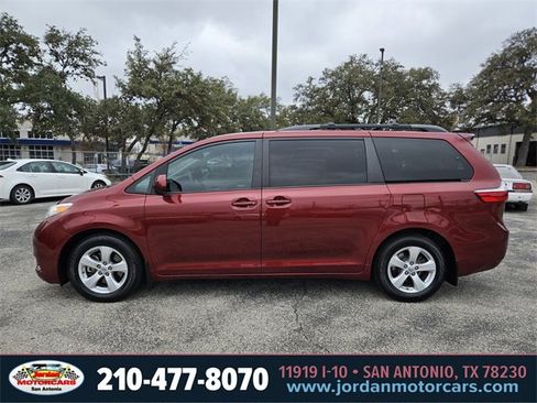 Used 2017 Toyota Sienna LE image 2