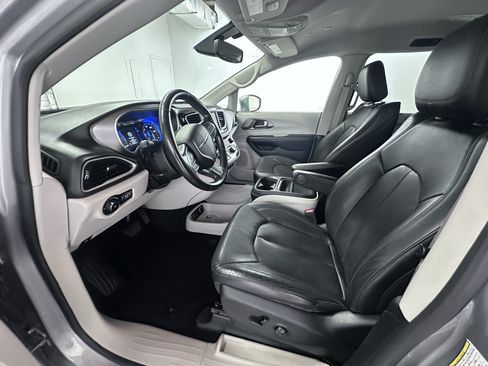 Used 2020 Chrysler Pacifica Touring-L FWD image 47