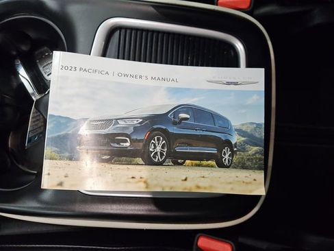 Used 2023 Chrysler Pacifica Touring-L image 57