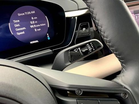 Certified 2025 Porsche Macan Electric image 37