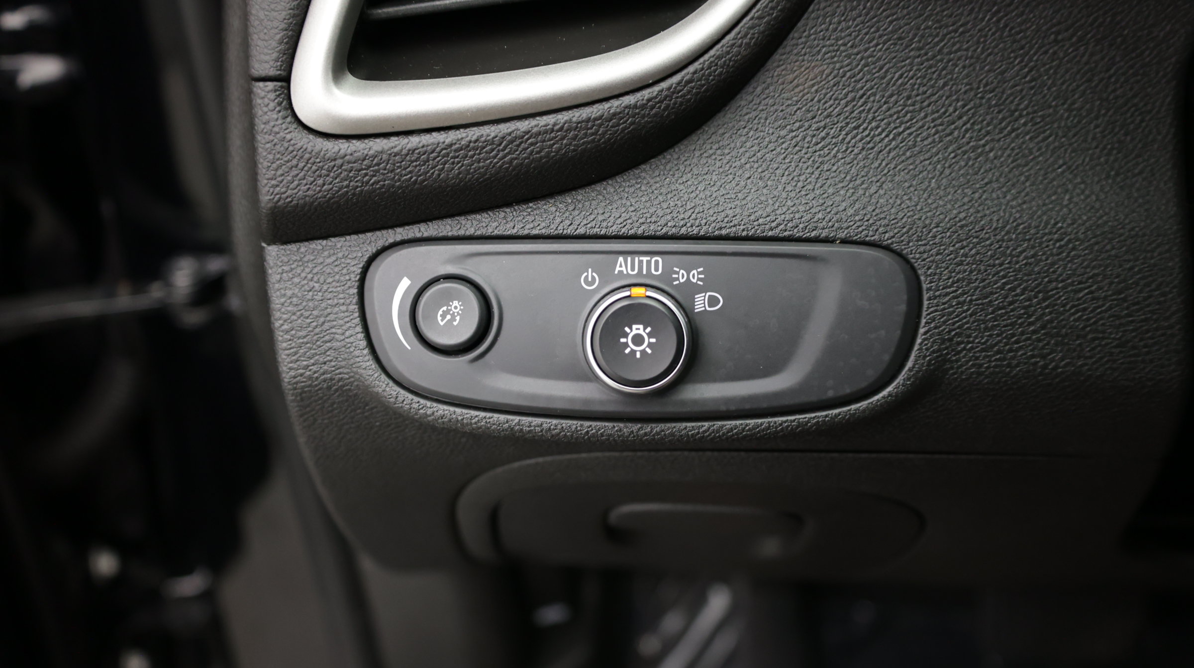 Used 2018 Chevrolet Trax LT w/ LT Convenience Package FWD image 16