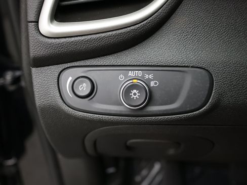 Used 2018 Chevrolet Trax LT w/ LT Convenience Package FWD image 16
