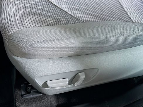 Used 2023 Toyota Highlander L image 18